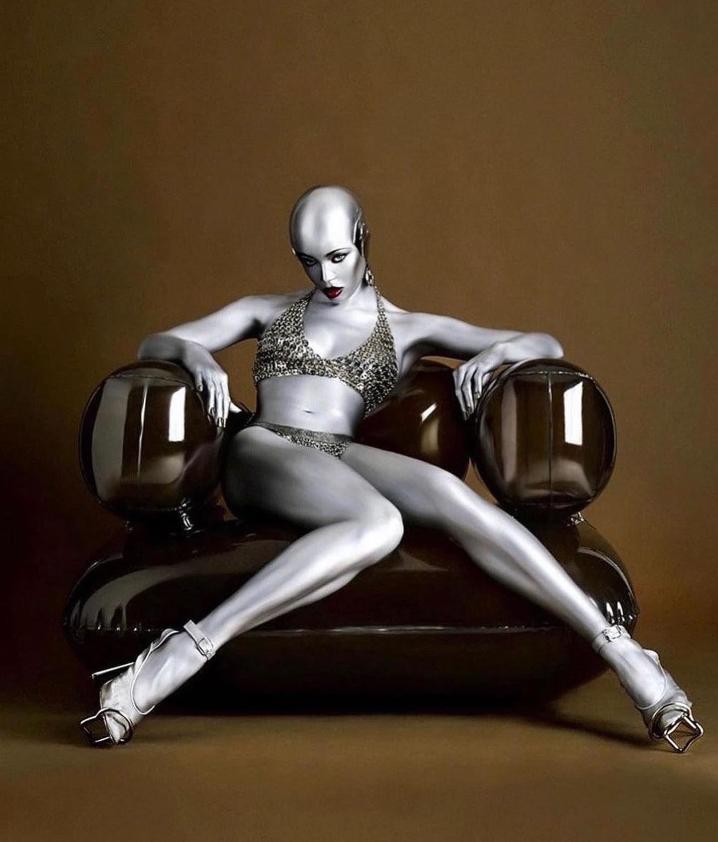 Naomi Cambel Gynoid - Paco Rabanne - Elle France 1997 03.jpg